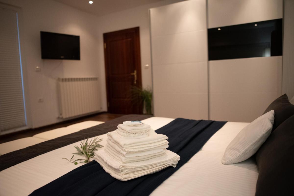 Castle House Rooms, Swimming Pool & Sauna & Tennis Court & Wine Cellar Sezana Ngoại thất bức ảnh
